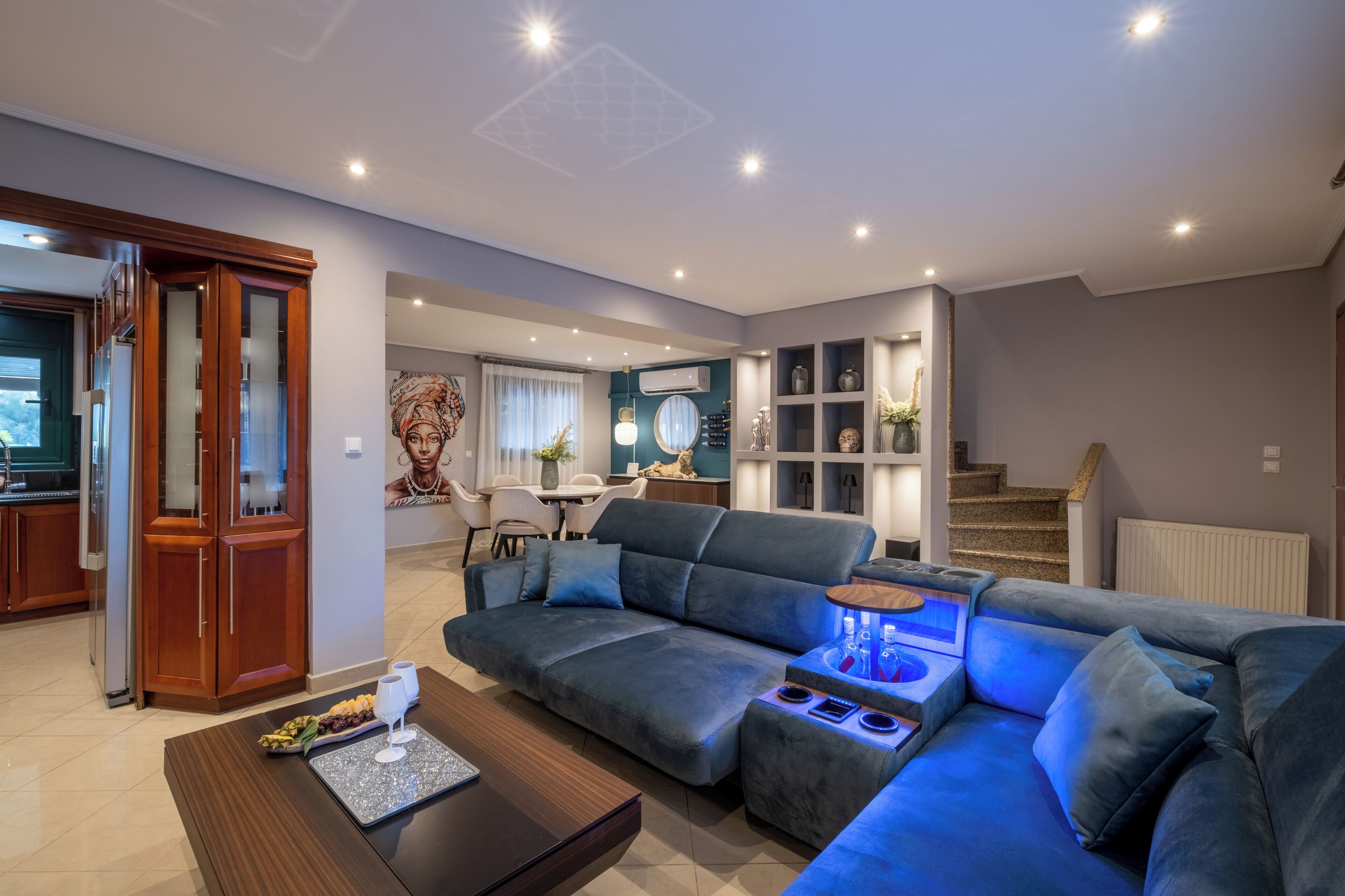 Flatscreentelevisie en een open haard