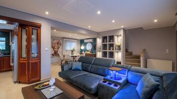 Flatscreentelevisie en een open haard