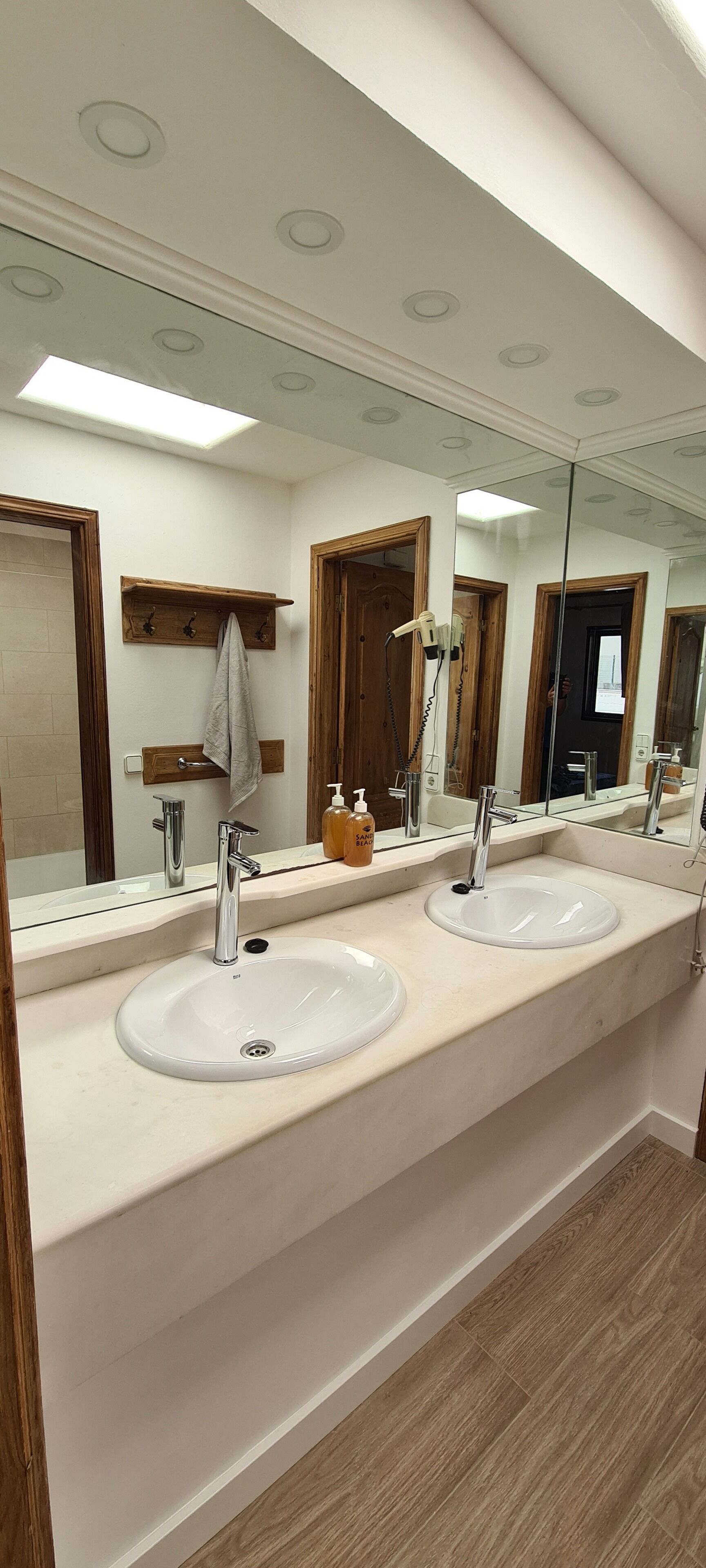 Secador de cabelo, bidê, toalhas de banho, papel higiênico