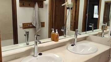 Secador de cabelo, bidê, toalhas de banho, papel higiênico