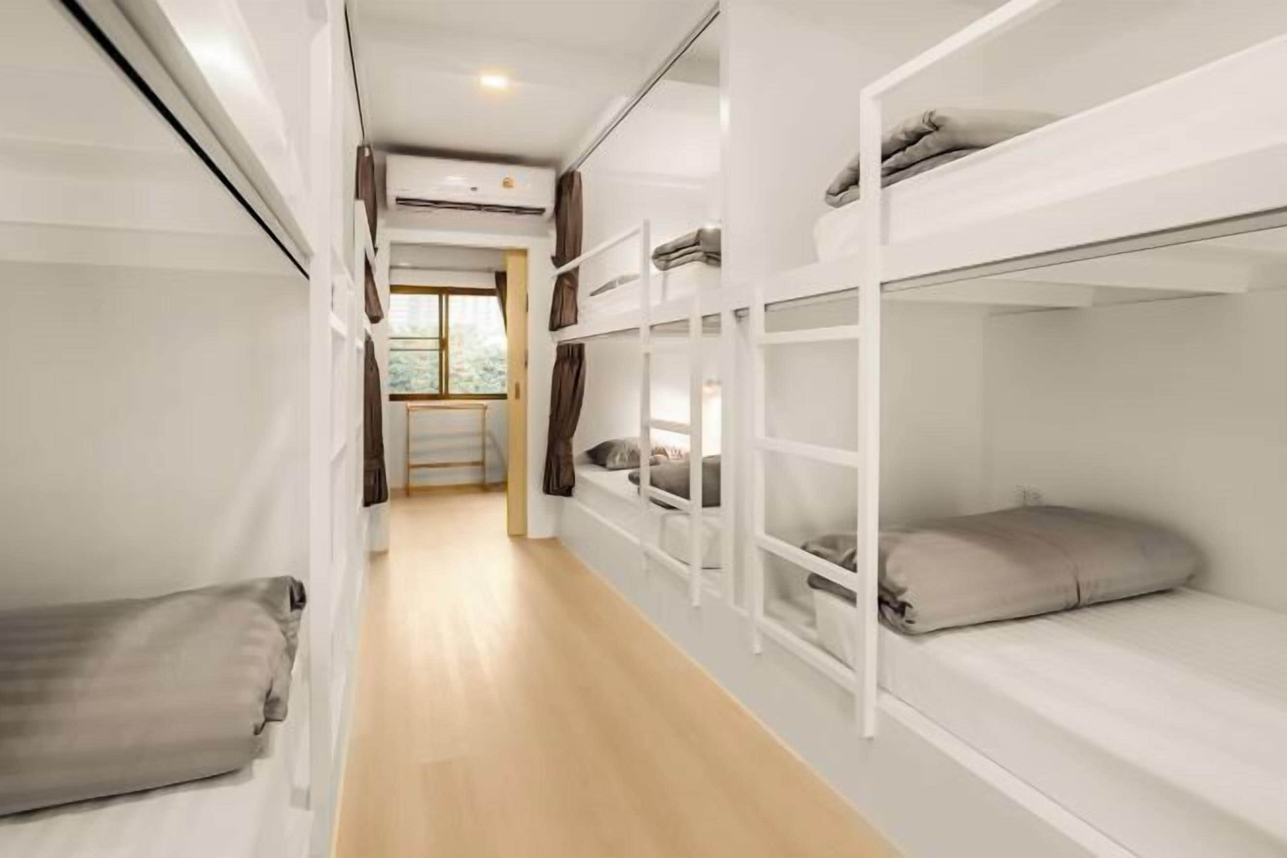 Escritorio, wifi gratis y ropa de cama 