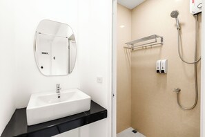 Shower, hair dryer, bidet, towels - The 63rd Hostel (Bangkok)