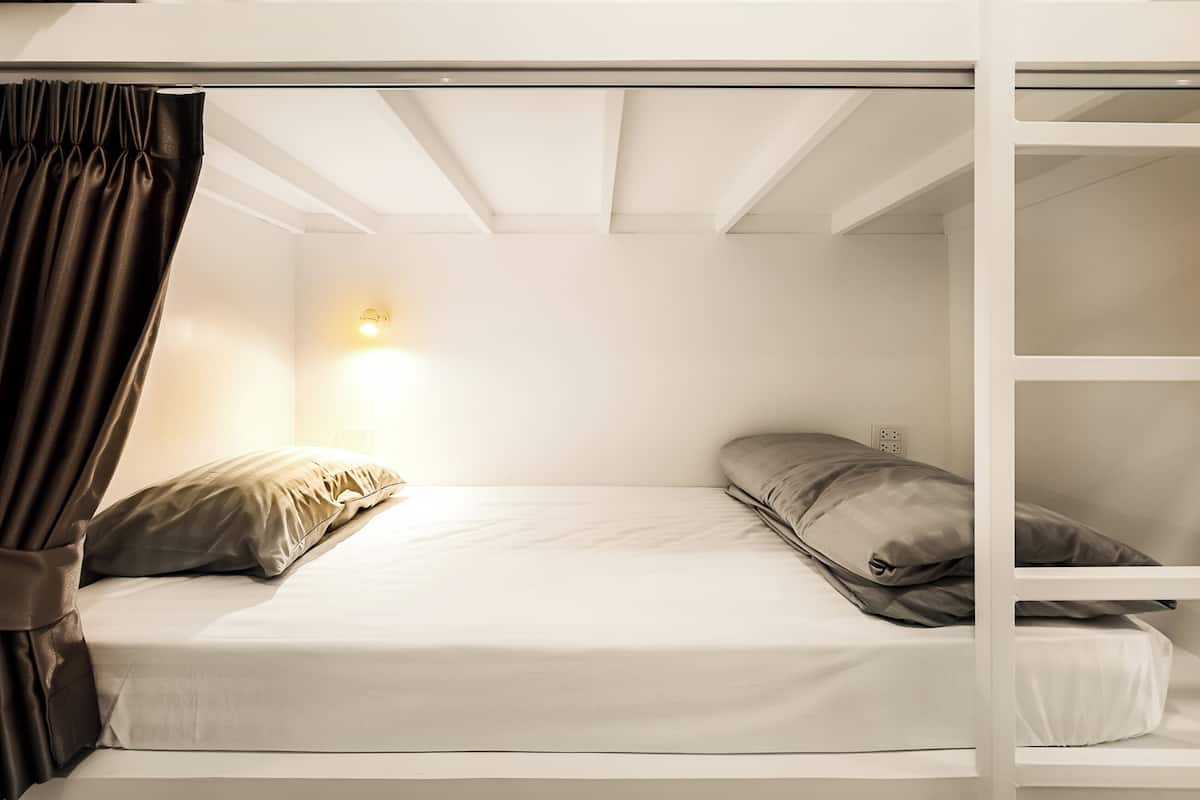 Een bureau, gratis wifi, beddengoed