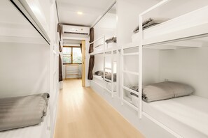 Skrivbord, gratis wi-fi och sängkläder