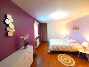 4 Schlafzimmer, Schreibtisch, Bügeleisen/Bügelbrett, Reisekinderbett