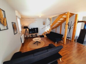 Fernseher, Kamin, Tischfußball, Tischtennisplatte