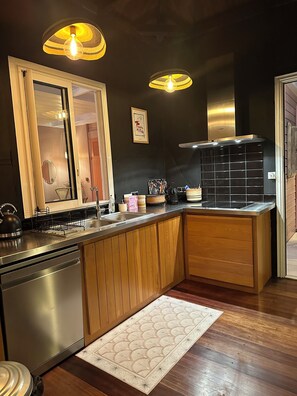 Mikrovågsugn, ugn, spishäll och diskmaskin