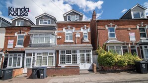 A row of terraced houses with a shop front. - Kunda House Dawlish (Birmingham)
