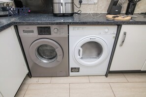 Iron/ironing board, free WiFi, bed sheets - Kunda House Dawlish (Birmingham)