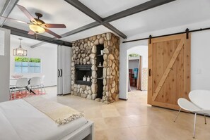 4 slaapkamers, een strijkplank/strijkijzer, gratis wifi, beddengoed