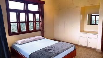 3 habitaciones, tabla de planchar con plancha, wifi y ropa de cama