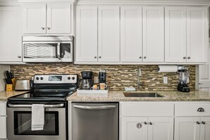 冷蔵庫、電子レンジ、オーブン、コンロ