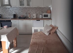 Apartment (Two Bedroom Apartment with Sea View) | Eigene Küche | Kühlschrank
