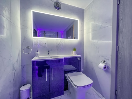 Luxury Double Room, Ensuite | Bathroom. The Quayside Hotel and Bar