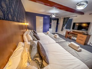 ห้องพรีเมียมทริปเปิล, ห้องน้ำในตัว, วิวท่าเรือ | Wi-Fi ฟรี