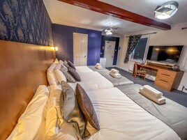 Premium Triple Room, Ensuite, Harbour View | Free WiFi