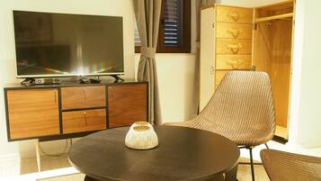 Studio (Deluxe Studio (Modern)) | Living room | 32-inch flat-screen TV with cable channels