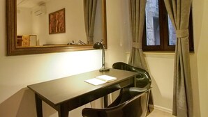 A room with a desk, chair, lamp, and a large mirror. - Luxury Style Apartments (Dubrovnik)