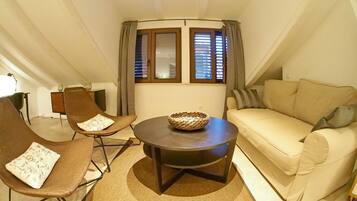 Studio (Comfort Studio (Royal)) | Living room | 32-inch flat-screen TV with cable channels