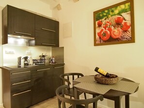 Studio (Studio Apartment (Elegant)) | Dining room