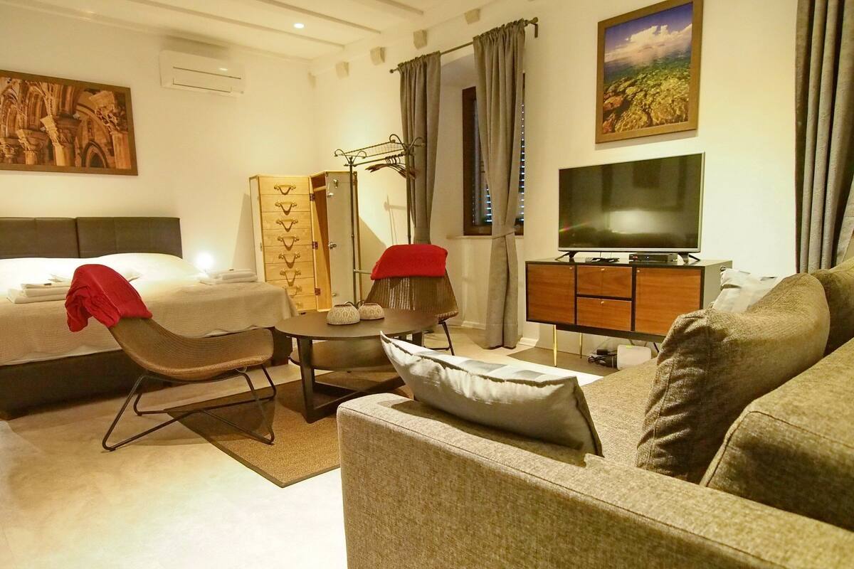 Studio (Studio Apartment (Elegant)) | Living room | 32-inch flat-screen TV with cable channels