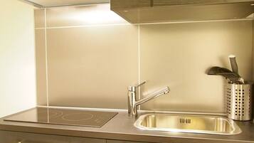 Studio (Deluxe Studio (Modern)) | Bathroom | Shower, towels
