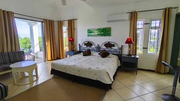 Espaço de trabalho para notebook, cortinas blackout