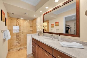Shower, hair dryer, shampoo - Pelican Watch 103 - Modern Luxe Beachfront Condo (Fort Myers Beach)