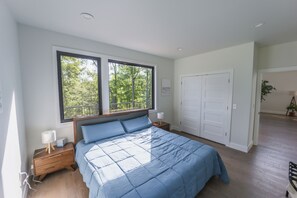 4 bedrooms, iron/ironing board, bed sheets - Brand new custom lake house with breathtaking panoramic views (Nancy)