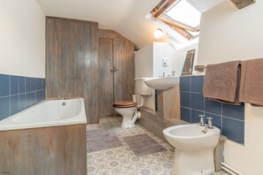 Douche, sèche-cheveux, bidet, serviettes fournies