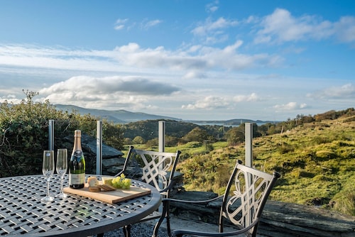 Hot tub, mountain views and a steam train running through the garden | Rhiwgoch