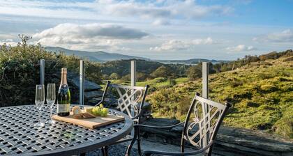 Hot tub, mountain views and a steam train running through the garden | Rhiwgoch