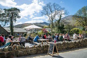 Outdoor dining - A traditional Stable Conversion With Views Of Eryri (Snowdonia) From The Hot Tub | Stablgoch (Penrhyndeudraeth)