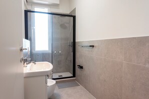 Comfort-Apartment | Badezimmer | Dusche, Haartrockner, Bidet, Handtücher