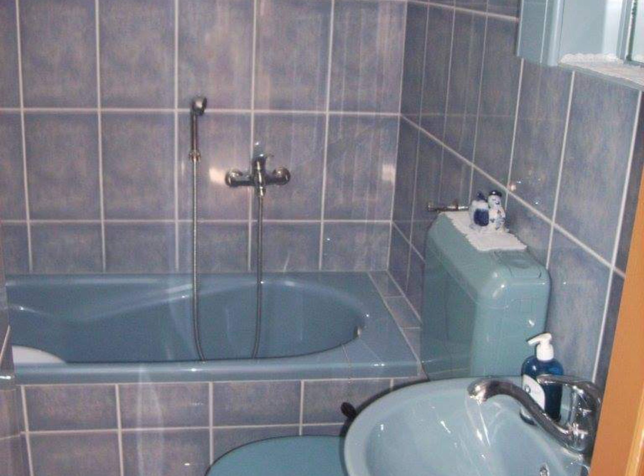 Kylpyhuone, jossa on kylpyamme, wc ja pesuallas.