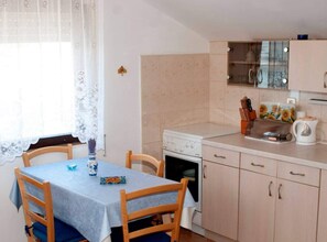 Apartment (One Bedroom Apartment with Terrace Se) | Esszimmer