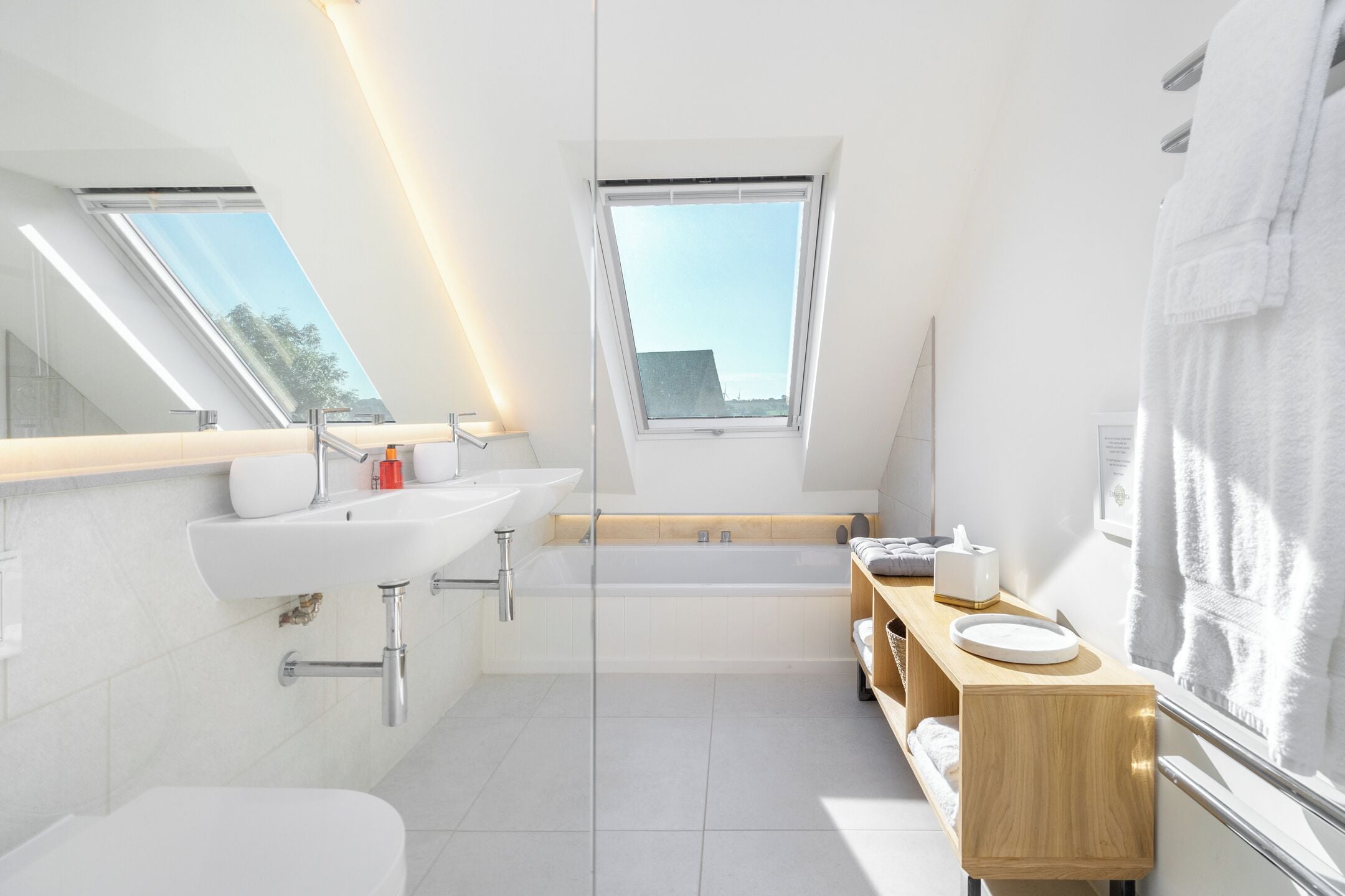 Baignoire et douche séparées, douche à « effet pluie »