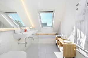 Separate tub and shower, rainfall showerhead, designer toiletries - 14 Acres (Market Harborough)