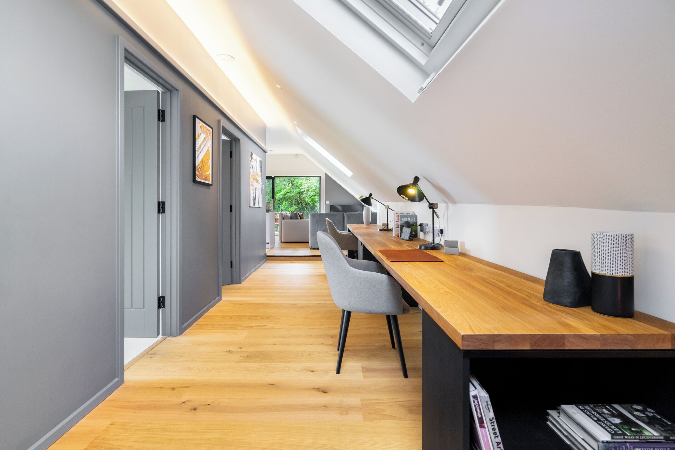Une cuisine moderne avec un plan de travail en bois, une chaise et une lampe de table.