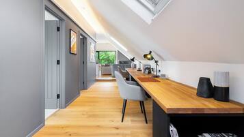 Une cuisine moderne avec un plan de travail en bois, une chaise et une lampe de table.