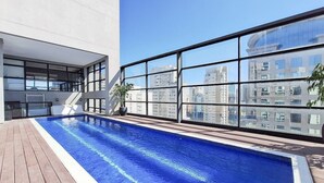 Una piscina sul tetto con vista libera sugli edifici circostanti.