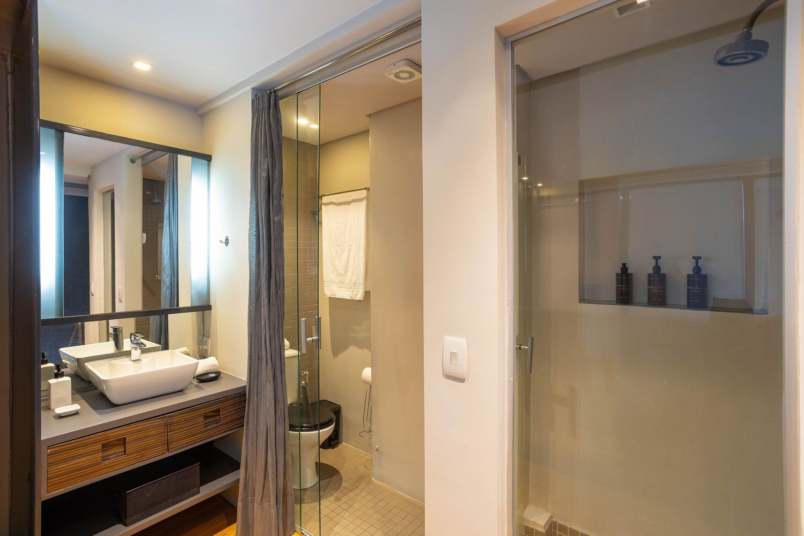 Apartamento exclusivo | Banheiro | Produtos de toalete grátis 
