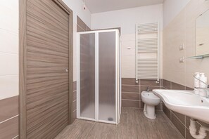 Shower, free toiletries, hair dryer, bidet