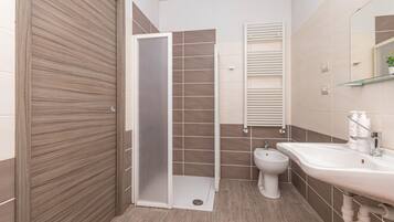 Dusche, kostenlose Toilettenartikel, Haartrockner, Bidet
