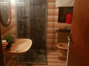 House (Holiday Home with Three Bedrooms and ) | Bathroom | Shower, towels - Mountain Pearl Velebit (Karlobag)