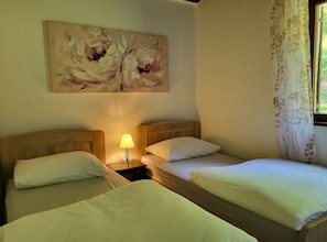 Rumah (Holiday Home with Three Bedrooms and ) | 2 kamar tidur dan Wi-Fi gratis