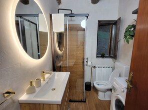 Hus (Holiday Home with Three Bedrooms and ) | Bad | Dusj og håndklær