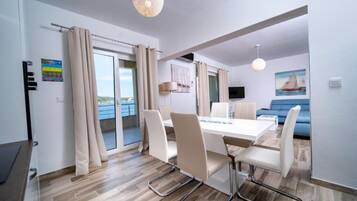 Apartment (Sea View Apartment 1 Golden sun) | Esszimmer