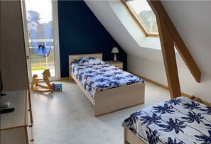 4 bedrooms, iron/ironing board, WiFi