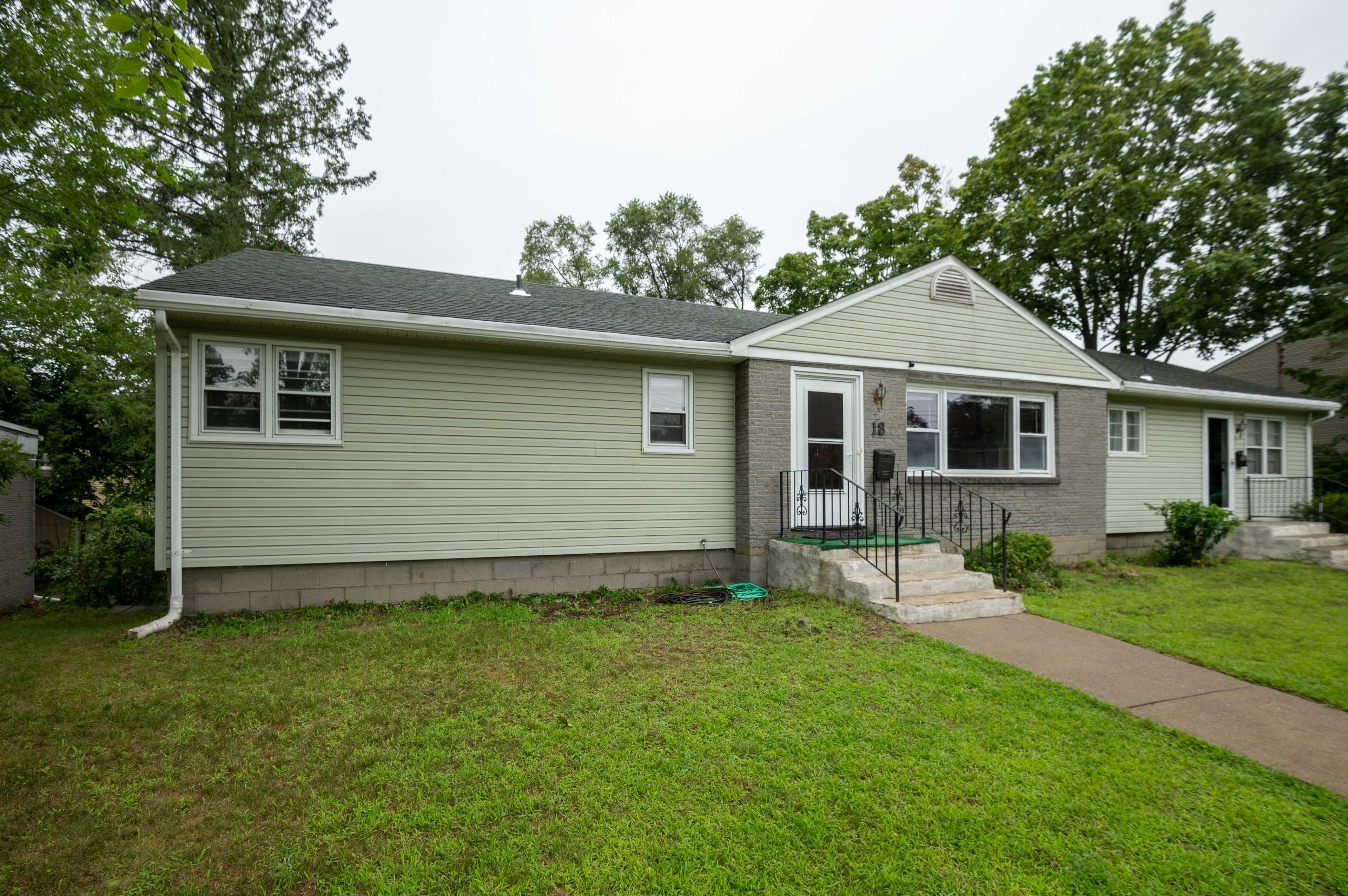 Town of Colonie Home w/deck and yard, I-87 closeby, 40 min to Saratoga 
